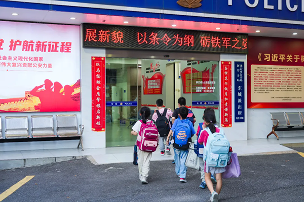 这个距校门仅几米的旧户籍室，成了孩子们的专属“安全屋”